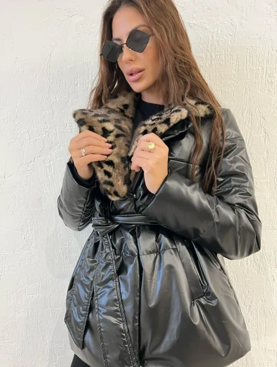 Пуховик с мехом норки в анималистическом принте