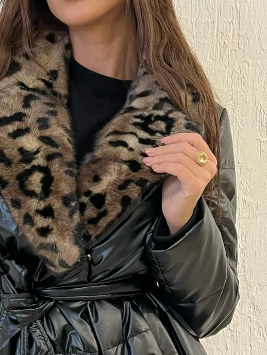 Пуховик с мехом норки в анималистическом принте