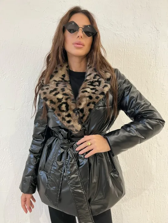 Пуховик с мехом норки в анималистическом принте