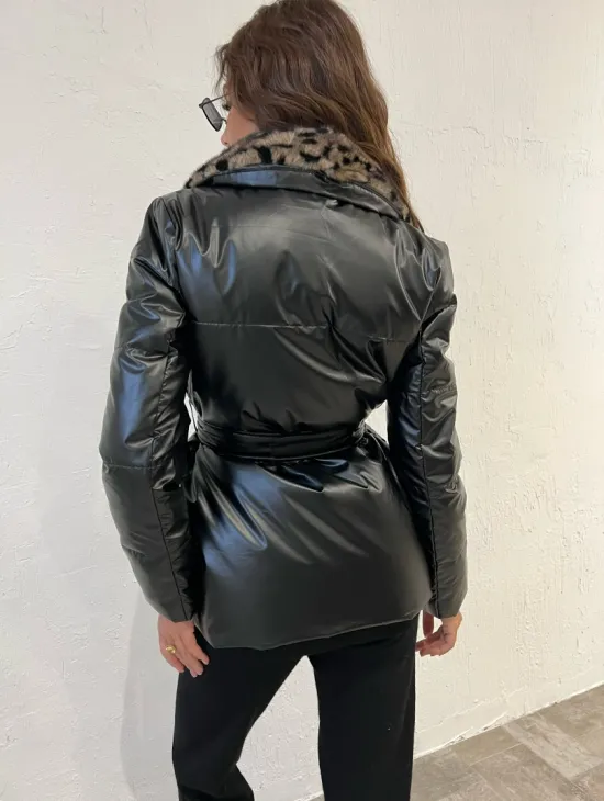 Пуховик с мехом норки в анималистическом принте