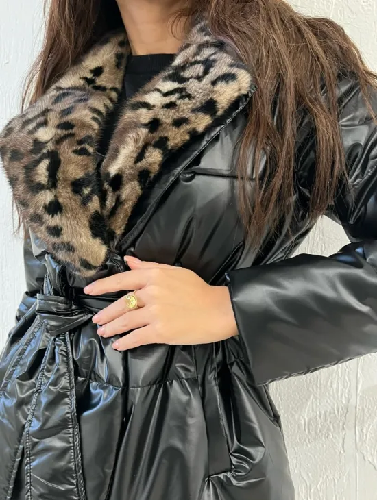 Пуховик с мехом норки в анималистическом принте