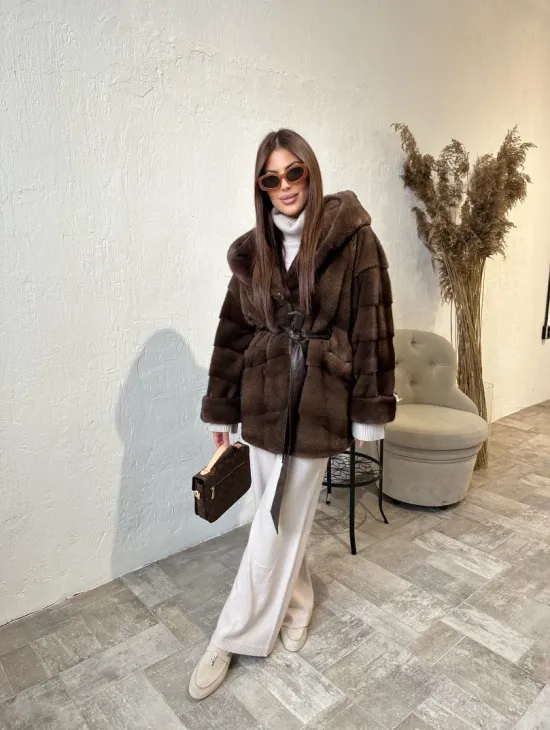 Шуба из меха аукционной норки с капюшоном - цвет соболь