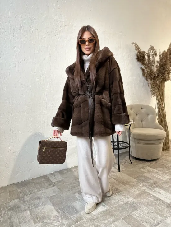 Шуба из меха аукционной норки с капюшоном - цвет соболь