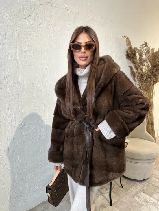 Шуба из меха аукционной норки с капюшоном - цвет соболь