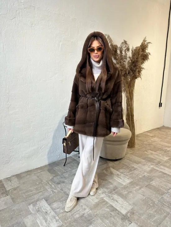 Шуба из меха аукционной норки с капюшоном - цвет соболь