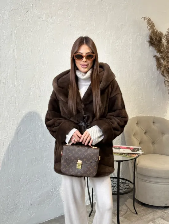 Шуба из меха аукционной норки с капюшоном - цвет соболь