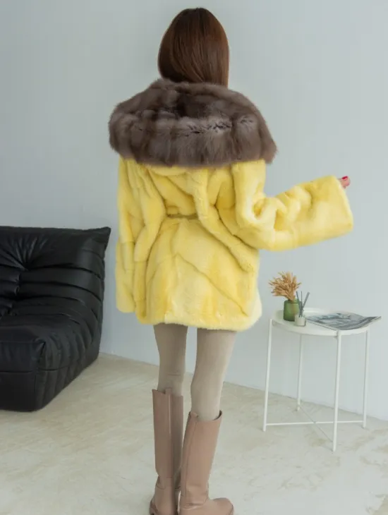 Норковое пончо - шуба с капюшоном из меха куницы - желтого цвета
