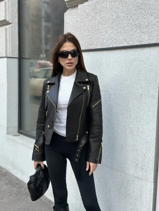 Куртка из натуральной кожи черного цвета