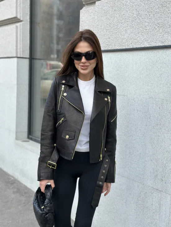 Куртка из натуральной кожи черного цвета