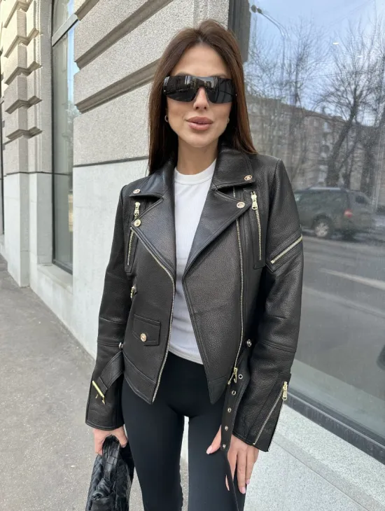 Куртка из натуральной кожи черного цвета