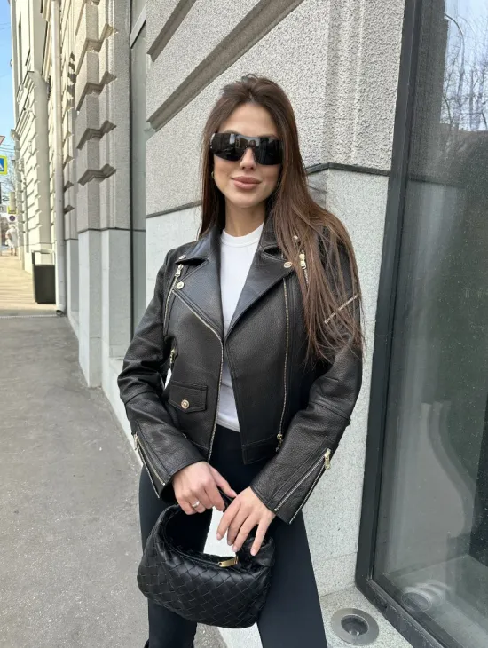 Куртка из натуральной кожи черного цвета