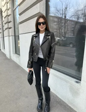 Куртка из натуральной кожи черного цвета