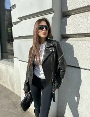 Куртка из натуральной кожи черного цвета