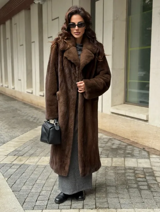 Шуба из меха норки в натуральном цвете под соболь
