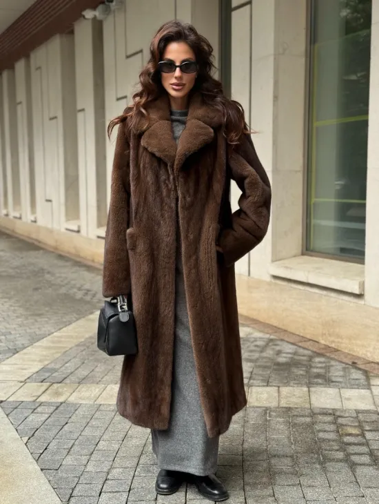 Шуба из меха норки в натуральном цвете под соболь