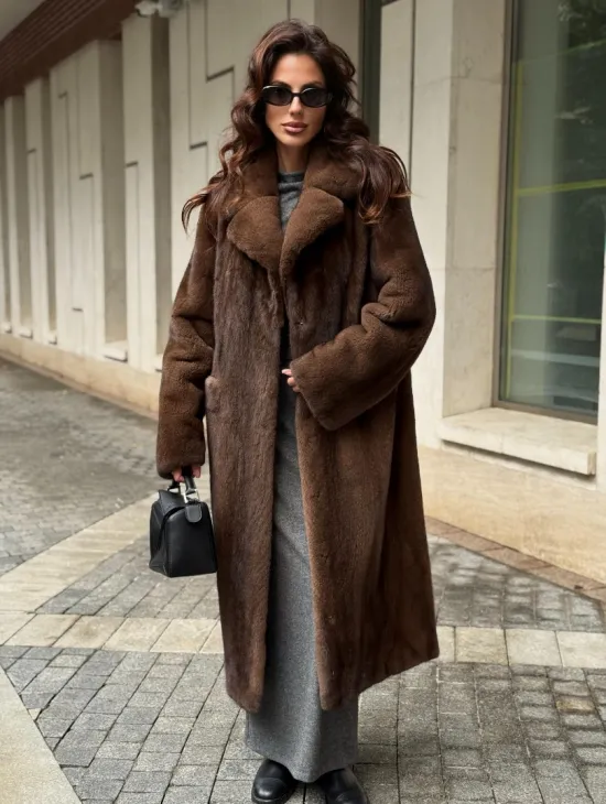 Шуба из меха норки в натуральном цвете под соболь