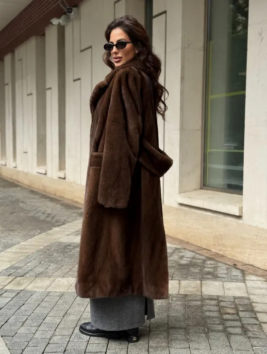 Шуба из меха норки в натуральном цвете под соболь