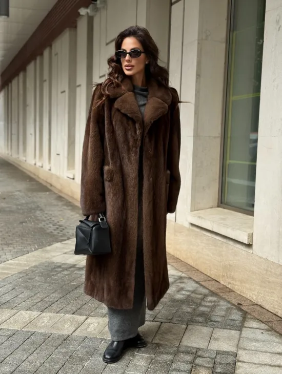 Шуба из меха норки в натуральном цвете под соболь