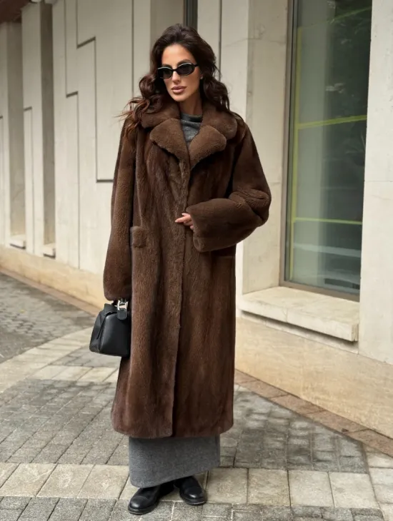 Шуба из меха норки в натуральном цвете под соболь