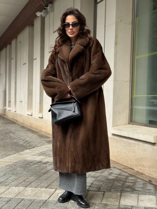 Шуба из меха норки в натуральном цвете под соболь