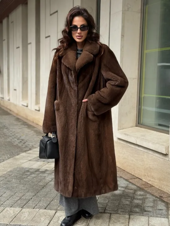 Шуба из меха норки в натуральном цвете под соболь