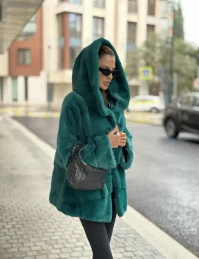 Короткая норковая шуба с капюшоном - цвет морской изумруд