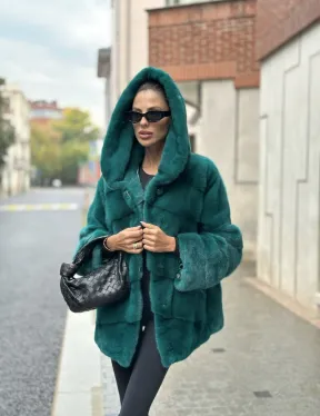 Короткая норковая шуба с капюшоном - цвет морской изумруд