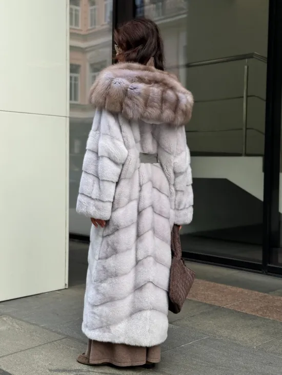 Шуба норковая светло-серого цвета с капюшоном из куницы