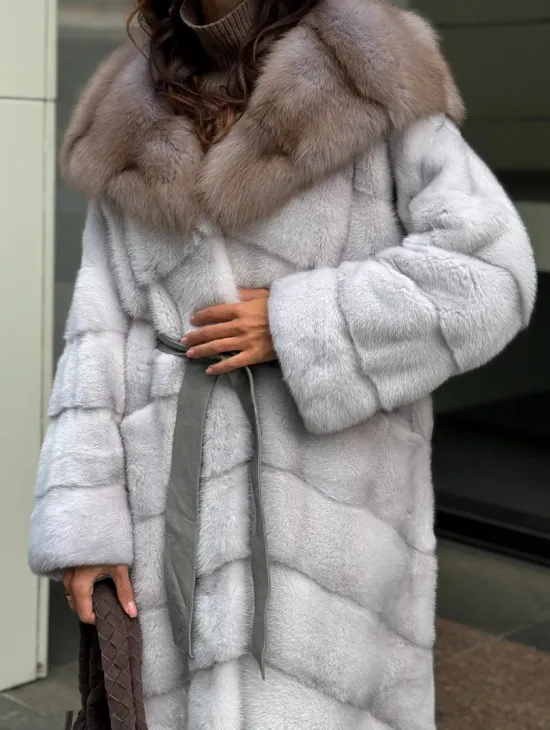 Шуба норковая светло-серого цвета с капюшоном из куницы