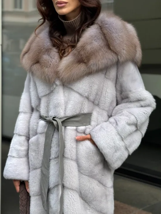 Шуба норковая светло-серого цвета с капюшоном из куницы