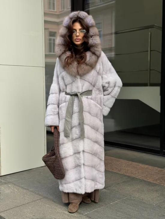 Шуба норковая светло-серого цвета с капюшоном из куницы