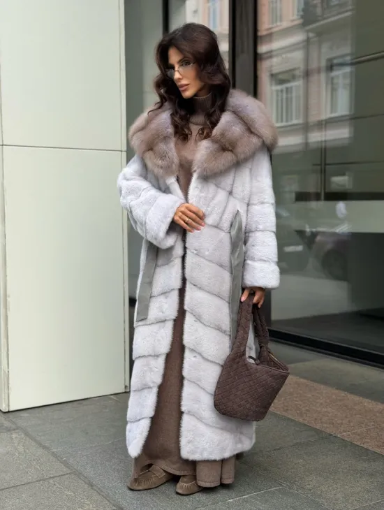 Шуба норковая светло-серого цвета с капюшоном из куницы