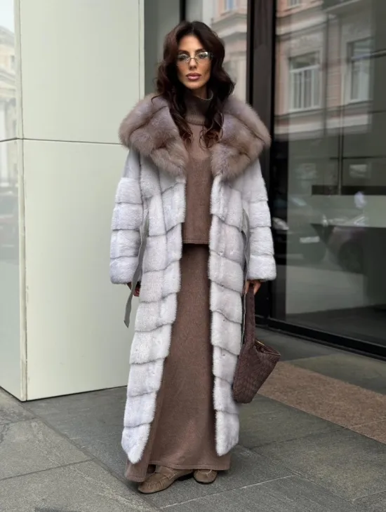 Шуба норковая светло-серого цвета с капюшоном из куницы