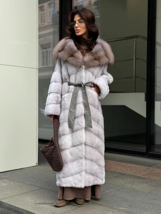 Шуба норковая светло-серого цвета с капюшоном из куницы