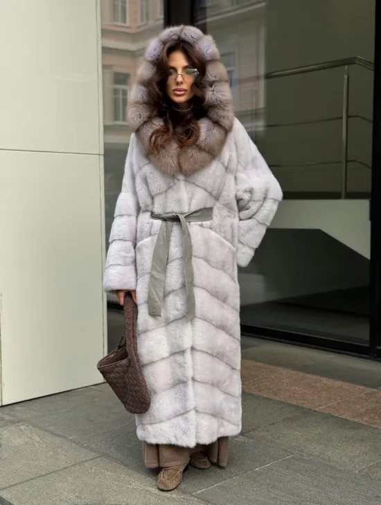 Шуба норковая светло-серого цвета с капюшоном из куницы
