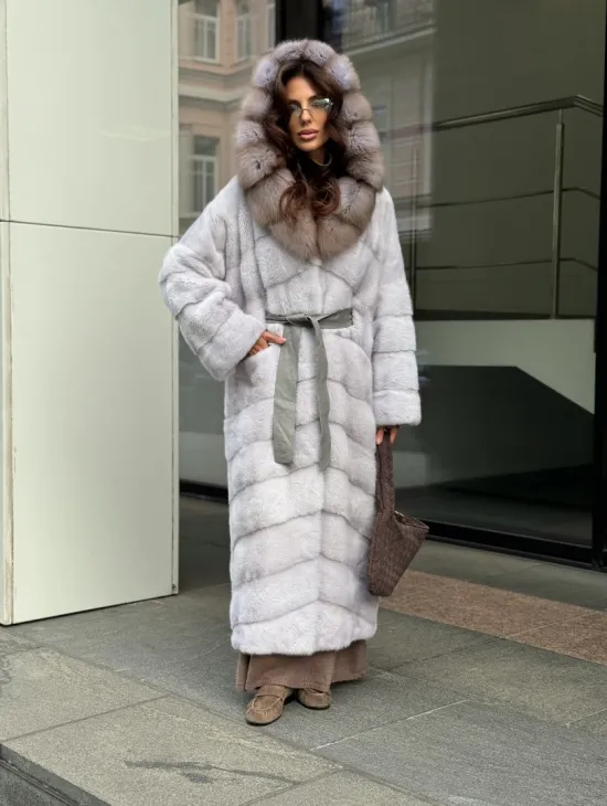 Шуба норковая светло-серого цвета с капюшоном из куницы