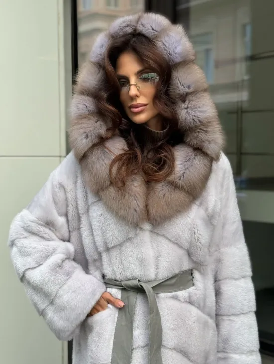 Шуба норковая светло-серого цвета с капюшоном из куницы
