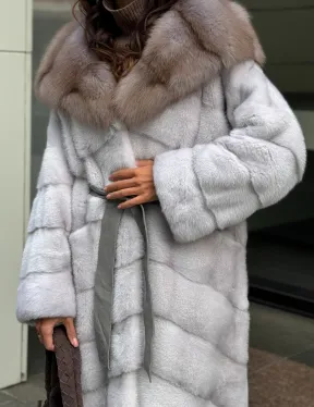 Шуба норковая серо-голубого цвета с капюшоном из куницы