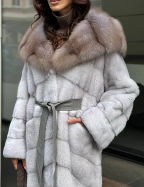 Шуба норковая серо-голубого цвета с капюшоном из куницы