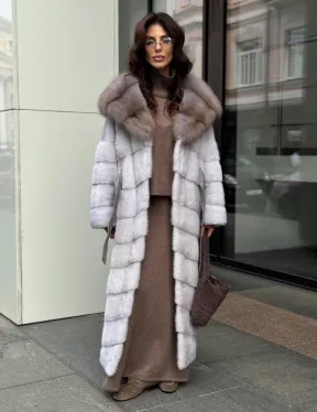 Шуба норковая серо-голубого цвета с капюшоном из куницы