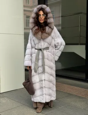 Шуба норковая серо-голубого цвета с капюшоном из куницы