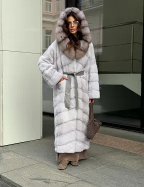 Шуба норковая серо-голубого цвета с капюшоном из куницы