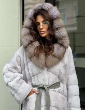 Шуба норковая серо-голубого цвета с капюшоном из куницы