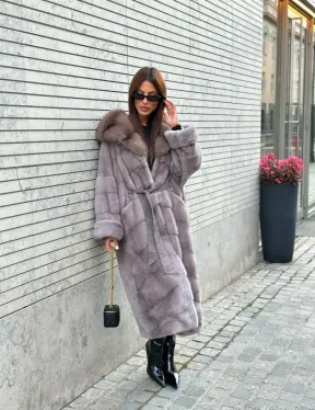 Изысканная норковая шуба с капюшоном из меха куницы