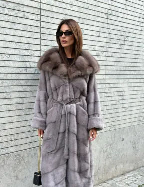 Изысканная норковая шуба с капюшоном из меха куницы