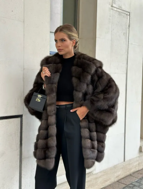 Эффектный жакет из меха соболя с капюшоном седина 1/2