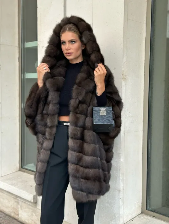 Эффектный жакет из меха соболя с капюшоном седина 1/2