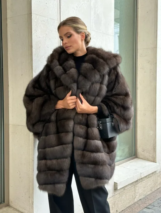 Эффектный жакет из меха соболя с капюшоном седина 1/2