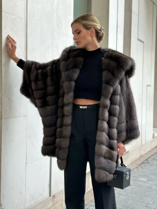 Эффектный жакет из меха соболя с капюшоном седина 1/2