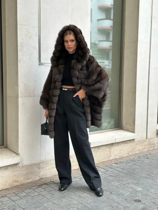 Эффектный жакет из меха соболя с капюшоном седина 1/2